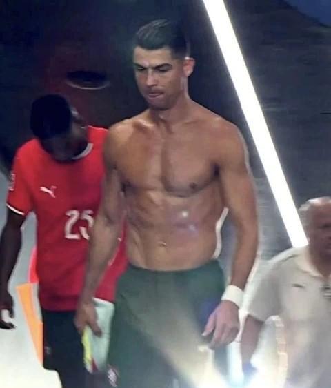 盈禾配资 40岁C罗决赛秀完美身材，引发全网热议